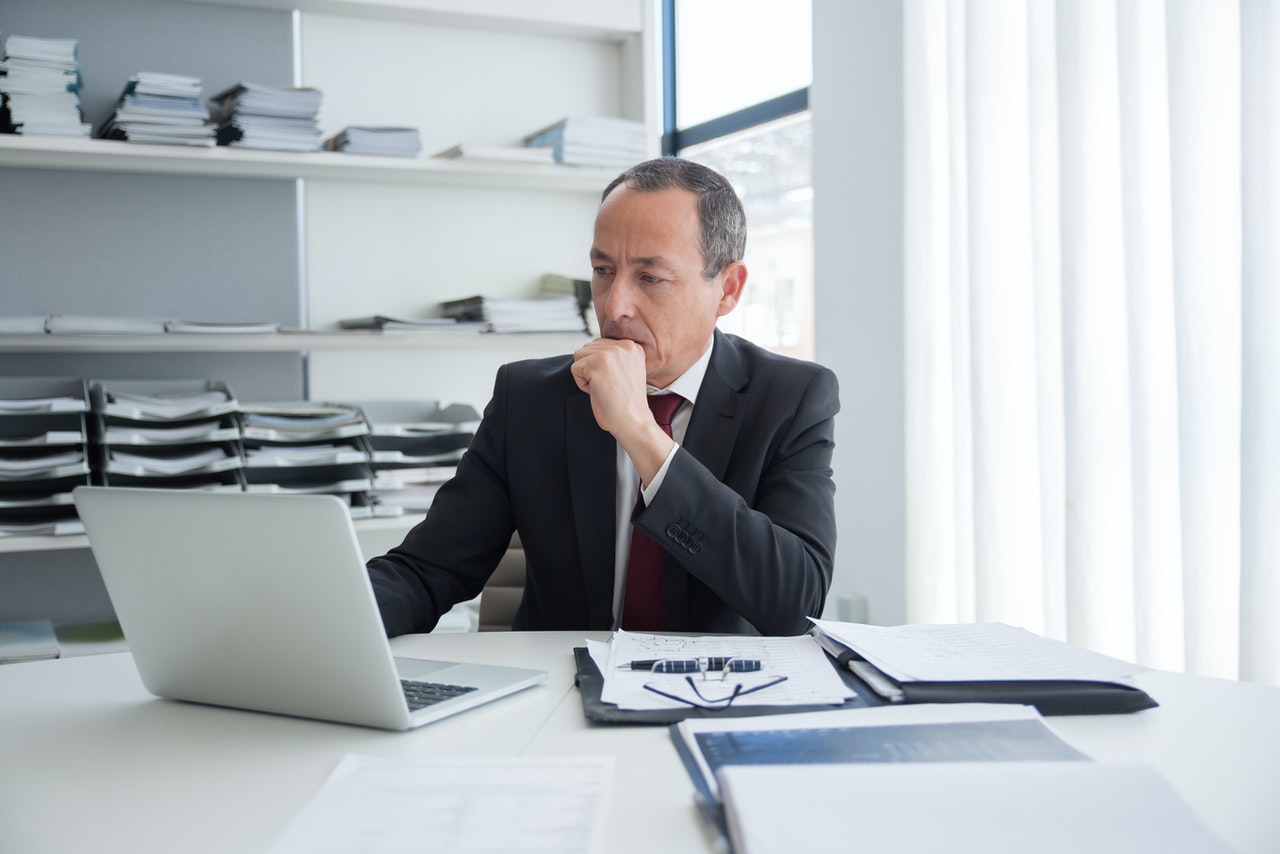 pexels-kampus-production-8428053_ banker at laptop choosing a niche